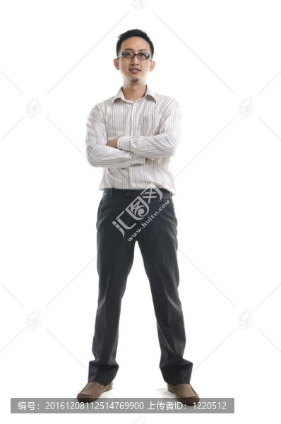年輕的亞洲商人站在白色背景上。