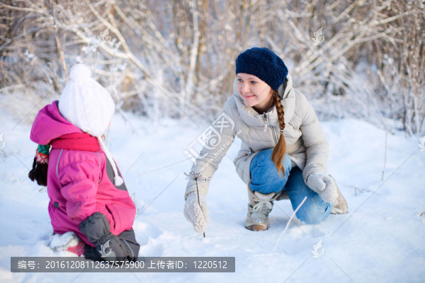 冬天的媽媽和女兒