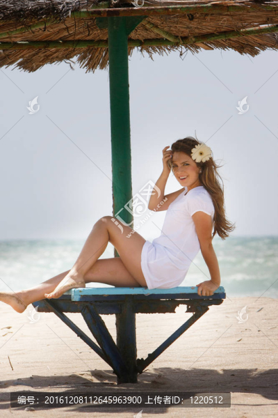年輕迷人的女人在海灘上放松