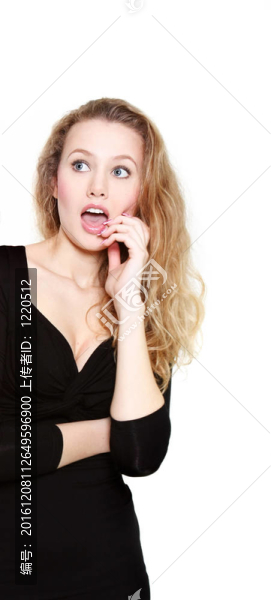 工作室拍攝的年輕驚訝的女人超過白色