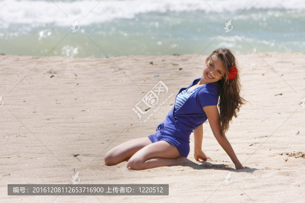海灘上的年輕快樂(lè)女人