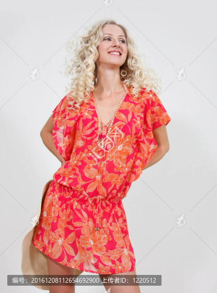 工作室拍攝的年輕快樂(lè)的女人與夏季帽