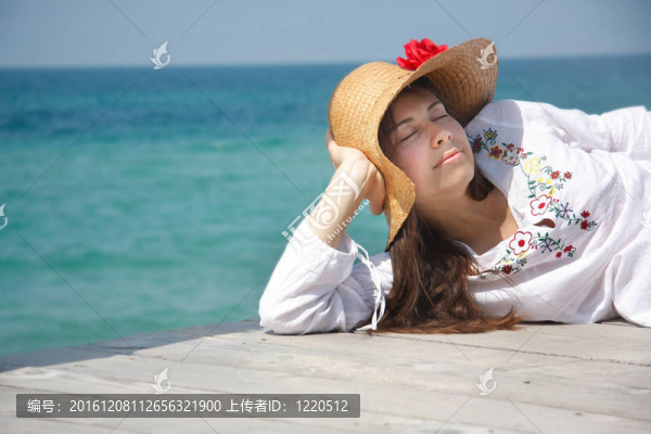 年輕迷人的女人在海上背景