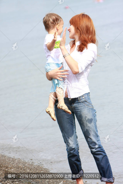 母親和兒子在海灘上玩耍