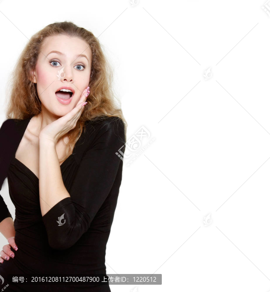 工作室拍攝的年輕驚訝的女人超過(guò)白色