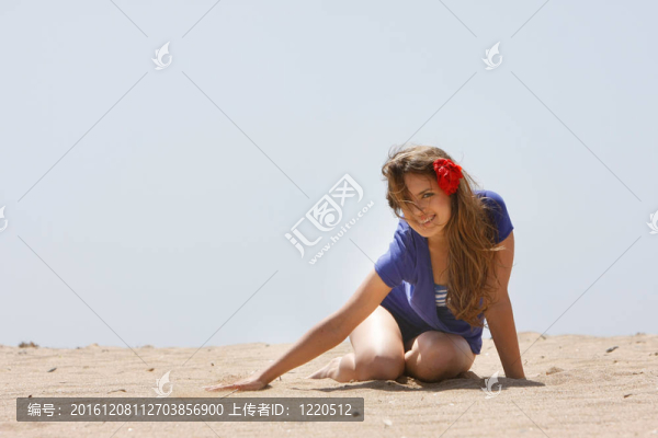 年輕快樂的女人在海灘上放松；在天空中孤立