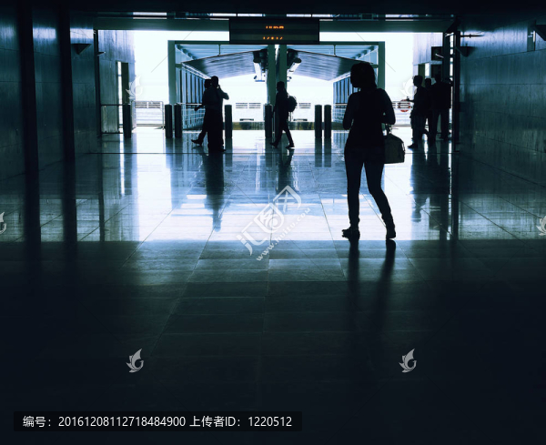 商務(wù)旅客走