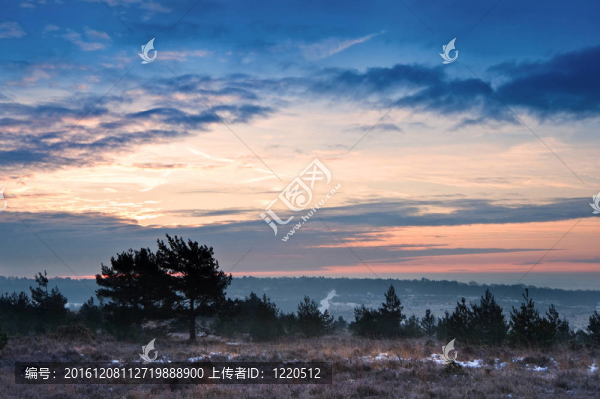 充滿活力的冬季日出景觀覆蓋白雪覆蓋的鄉(xiāng)村
