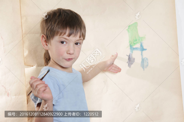 工作室拍攝的年輕男孩畫