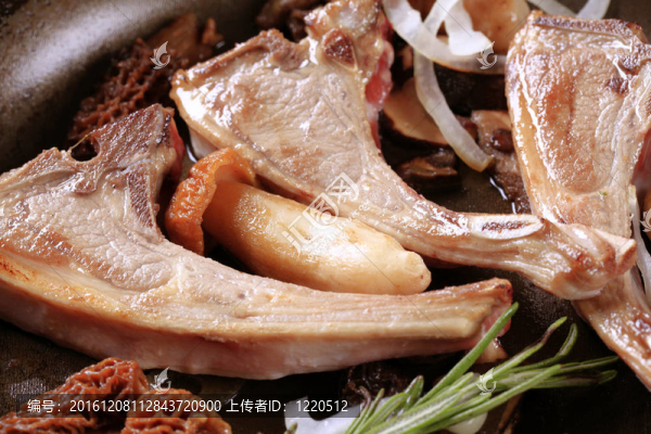 烤羊排和蘑菇