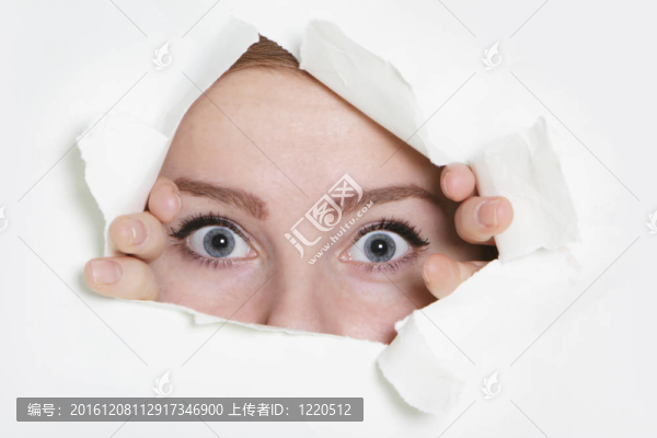 女人通過孔中窺視