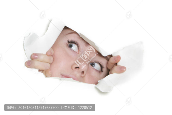 女人通過孔中窺視