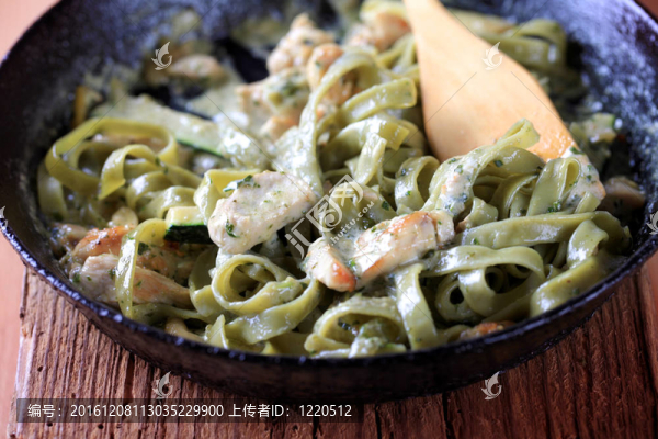 嫩滑雞肉；羅勒醬和奶油