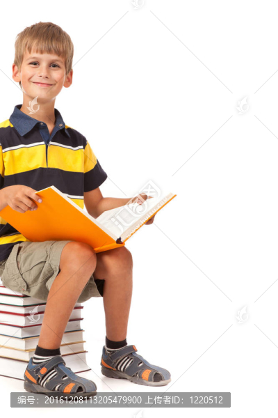 男生坐在書上