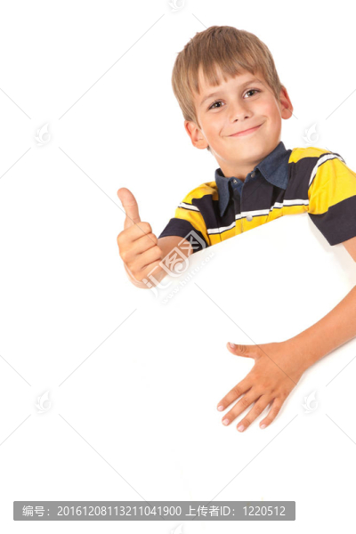 拿著旗幟的男孩
