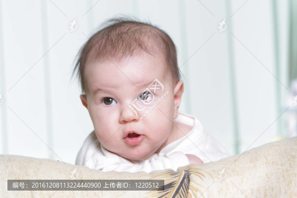 可愛(ài)的嬰兒肖像在家里