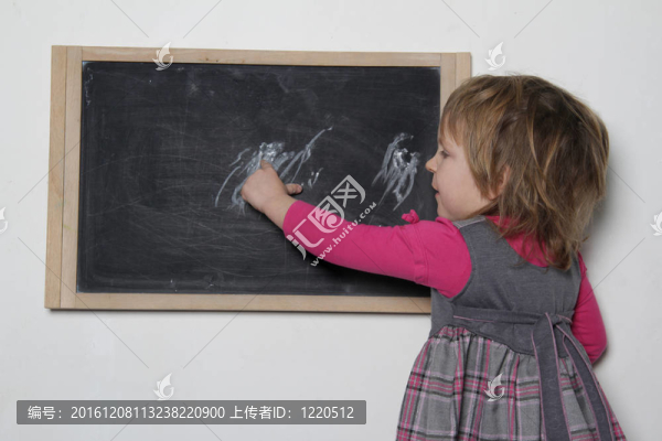 靠近學(xué)校黑板的年輕女孩