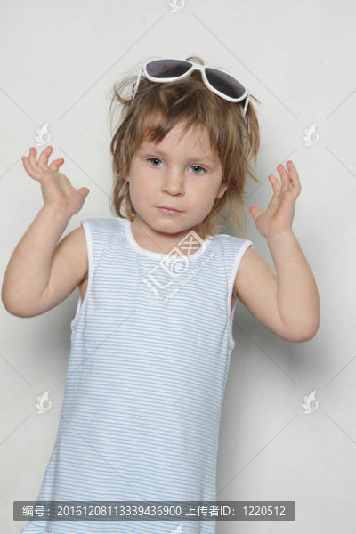 可愛的年輕女孩在太陽鏡