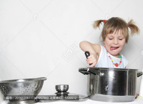 年輕可愛的女孩做飯