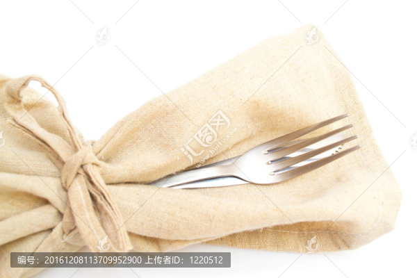 叉子；刀子；白色背景的餐巾