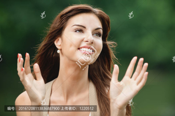 年輕美麗的微笑女人肖像