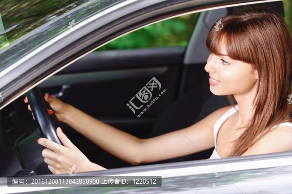 年輕女子駕駛汽車的肖像