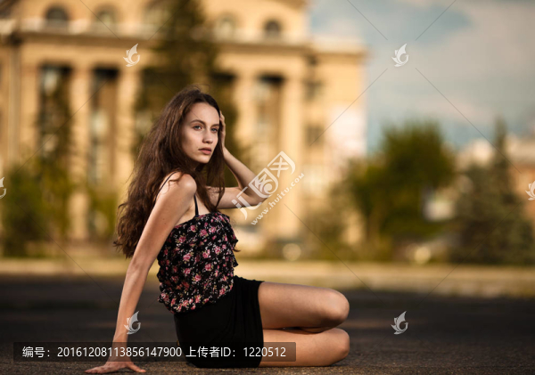 坐在城市街道上的年輕女子