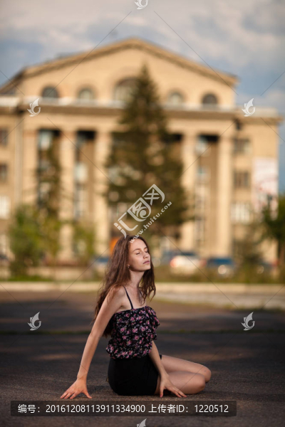 坐在城市街道上的年輕女子