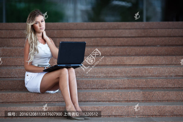 年輕漂亮的女商人和一個(gè)筆記本