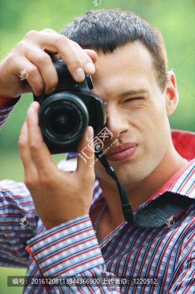 年輕人拍照