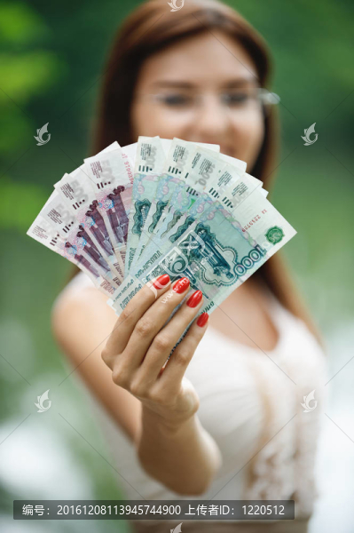 年輕女子拿著錢