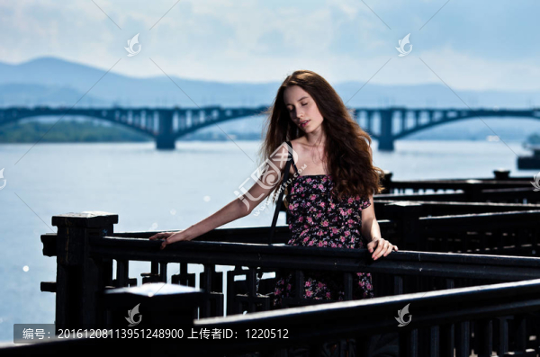 美麗的女人與橋城市背景