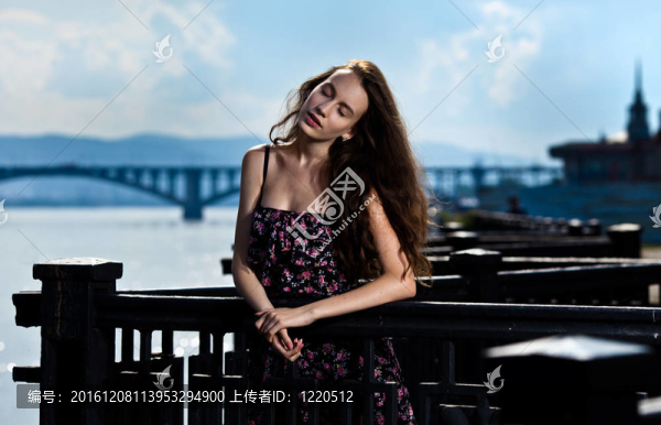 美麗的女人與橋城市背景