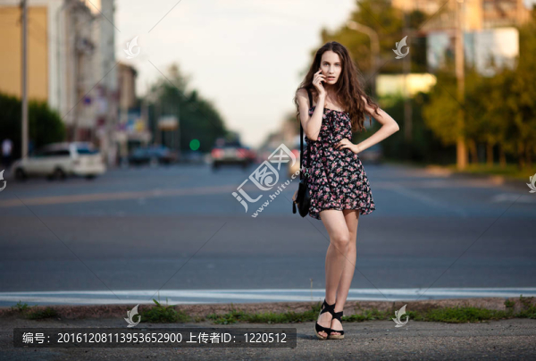 城市中的年輕漂亮女人