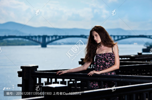 美麗的女人與橋城市背景