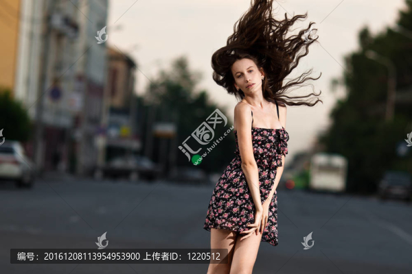 城市中的年輕漂亮女人