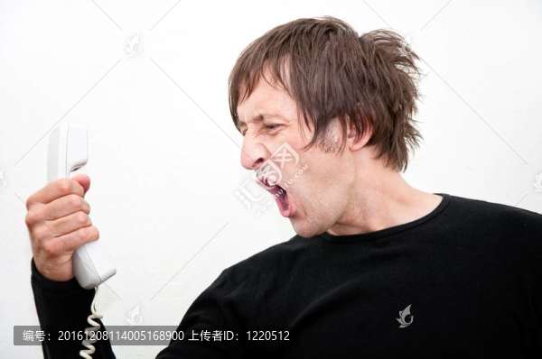 男人對(duì)著電話尖叫