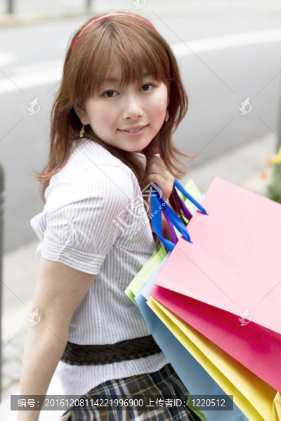 購(gòu)物的亞洲女人