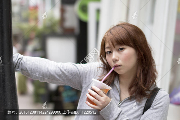 年輕漂亮的女人喝果汁