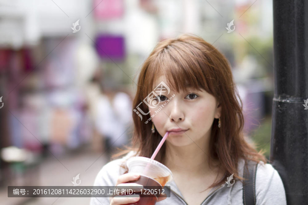 年輕漂亮的女人喝果汁
