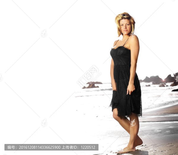 海滩上散步的女人