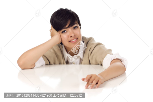 微笑的混血兒年輕女性坐在白桌子上