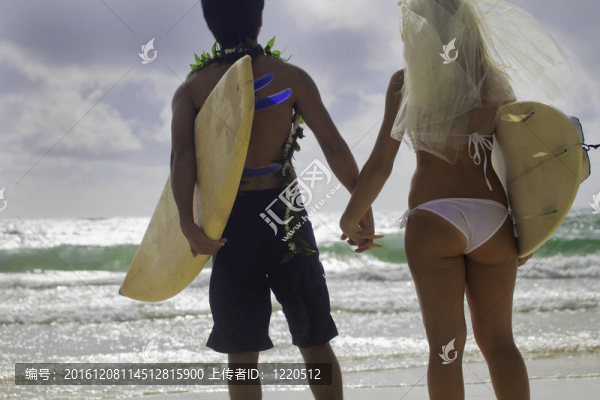 新婚夫婦在海灘