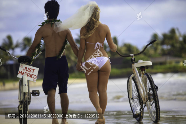 newlyywed夫婦在海灘上