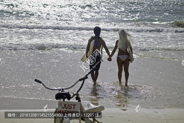 新婚夫婦在海灘
