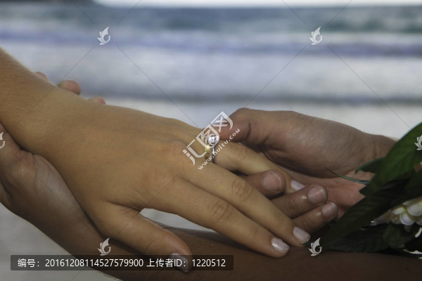 男人放結(jié)婚戒指