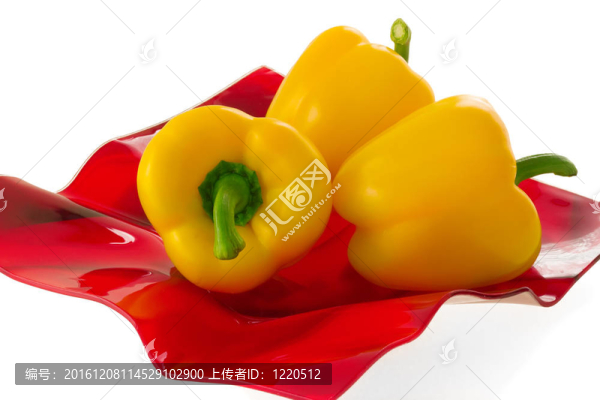 紅盤子上的黃椒。
