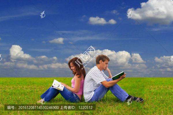 兩個在草地上學(xué)習(xí)的青少年
