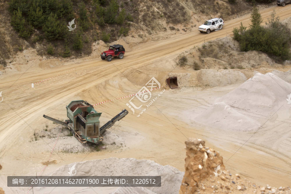 越野車道行駛在沙坑里