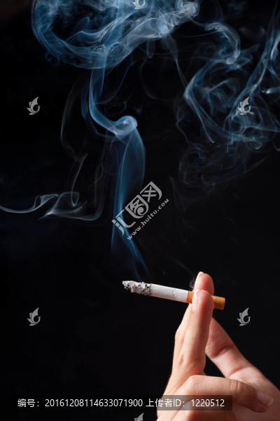 吸煙香煙的手